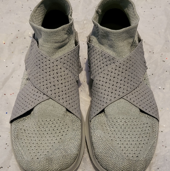 Nike free run motion flyknit size 6.5 - Picture 2 of 8